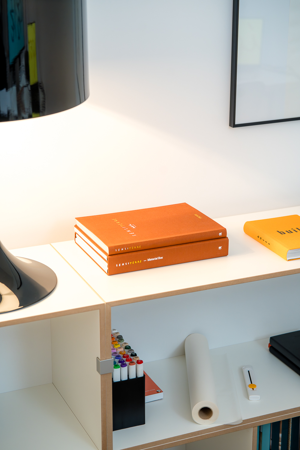 Fachliteratur und Arbeitsmaterialien als Inspiration für Architektur- und Innenraumkonzepte im Büro von Jacqueline Preßmann Architektur