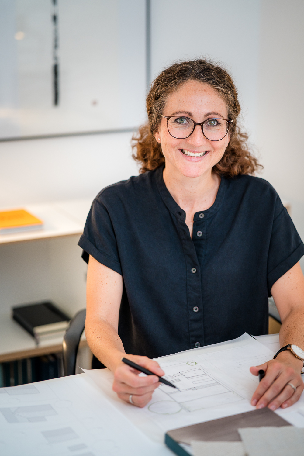 Architektin Jacqueline Preßmann entwickelt Entwurfskonzepte anhand von Skizzen und Materialmustern