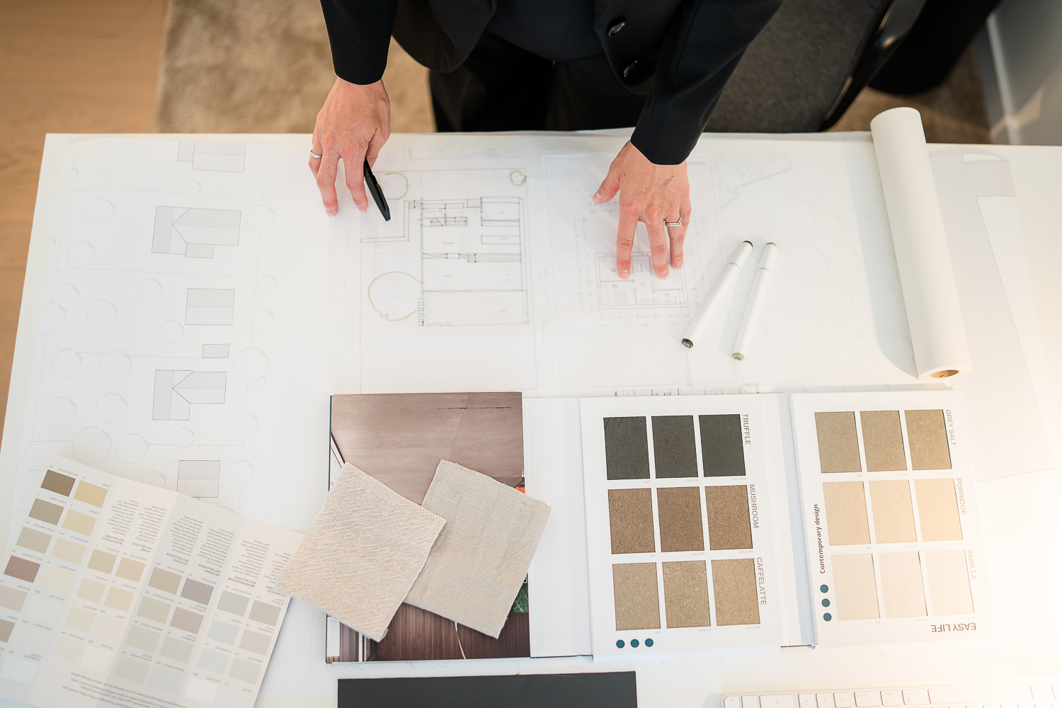 Architektin Jacqueline Preßmann entwickelt ein individuelles Architektur- und Innenraumkonzept anhand von Skizzen, Materialmustern und Farbkarten