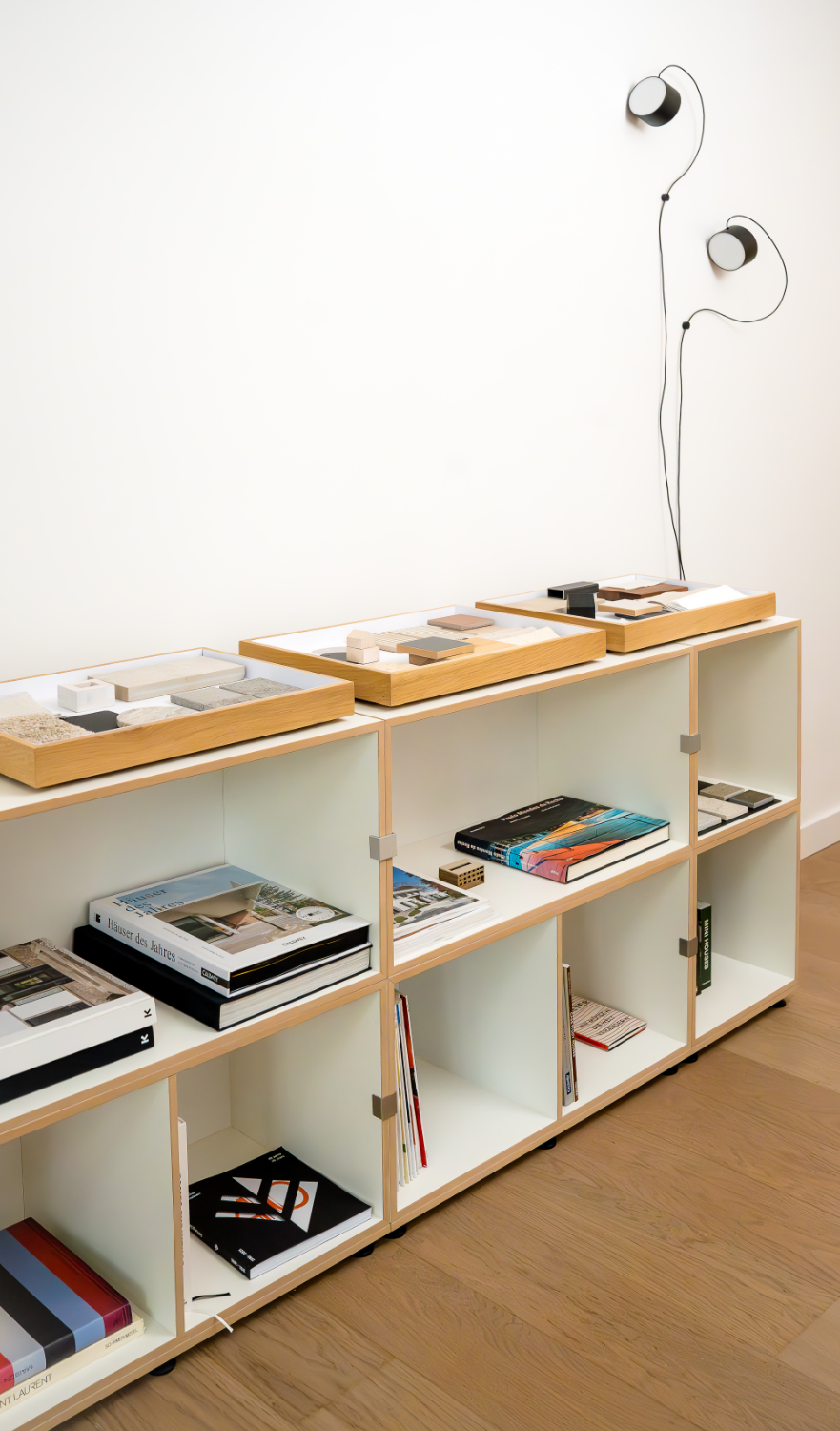 Regal mit Materialmustern, Architekturmodellen und Fachbüchern im Büro von Architektin Jacqueline Preßmann
