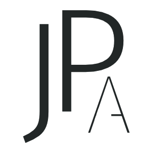 Logo von Jacqueline Preßmann Architektur, bestehend aus den Buchstaben J, P und A, wobei das A nur einen halben Mittelstrich hat